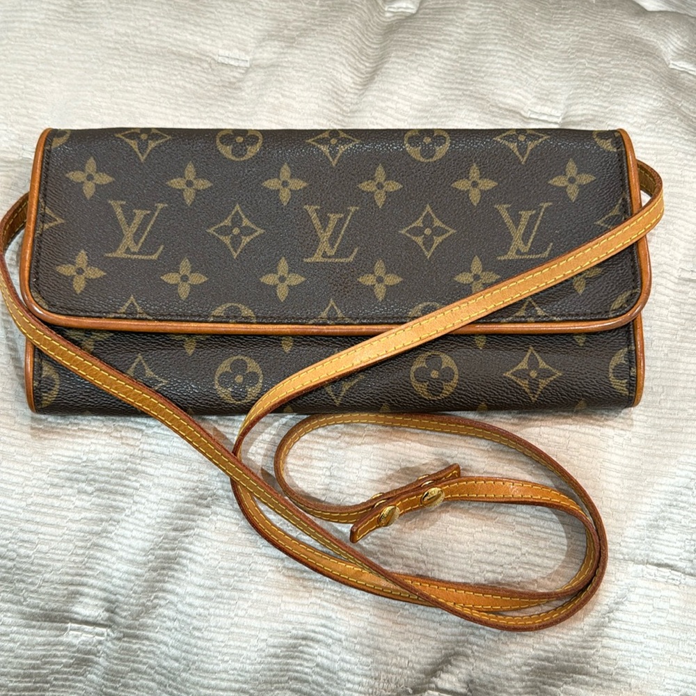 Authentic Louis Vuitton Monogram Pochette Twin GM
PREOWNED/USED